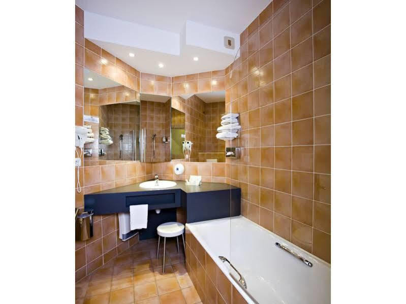 Logis Hotel Parenthese, Restaurant & Spa Chille Bagian luar foto